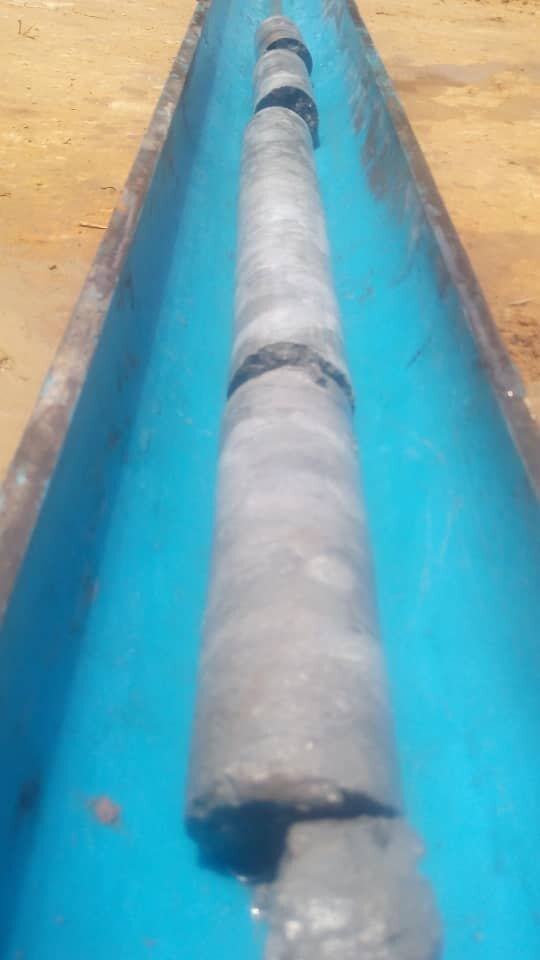 Observation de la carotte de sol — chantier de l’immeuble R+5 à Akébé