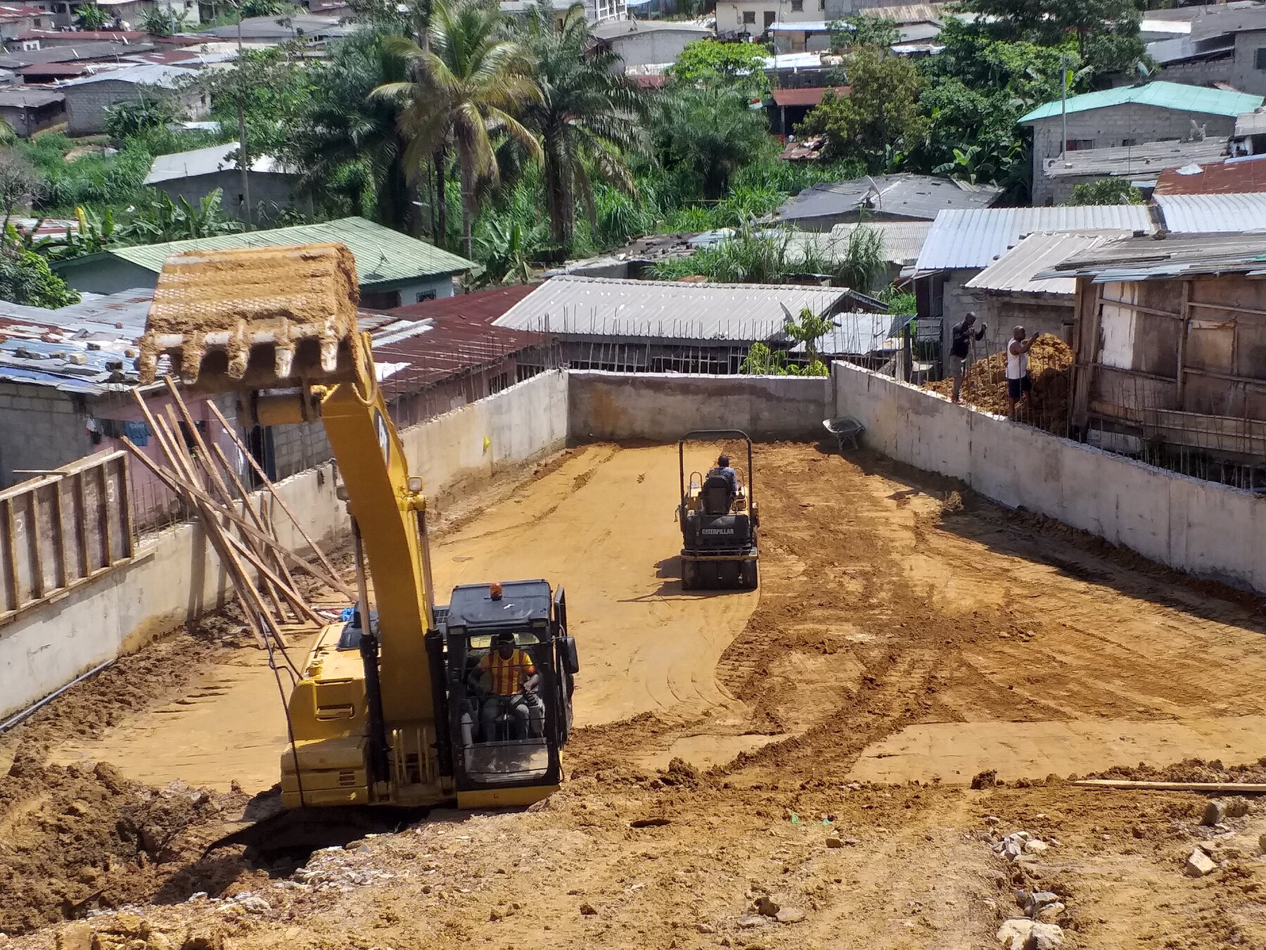 Démarrage du terrassement général — chantier de l’immeuble R+5 à Akébé