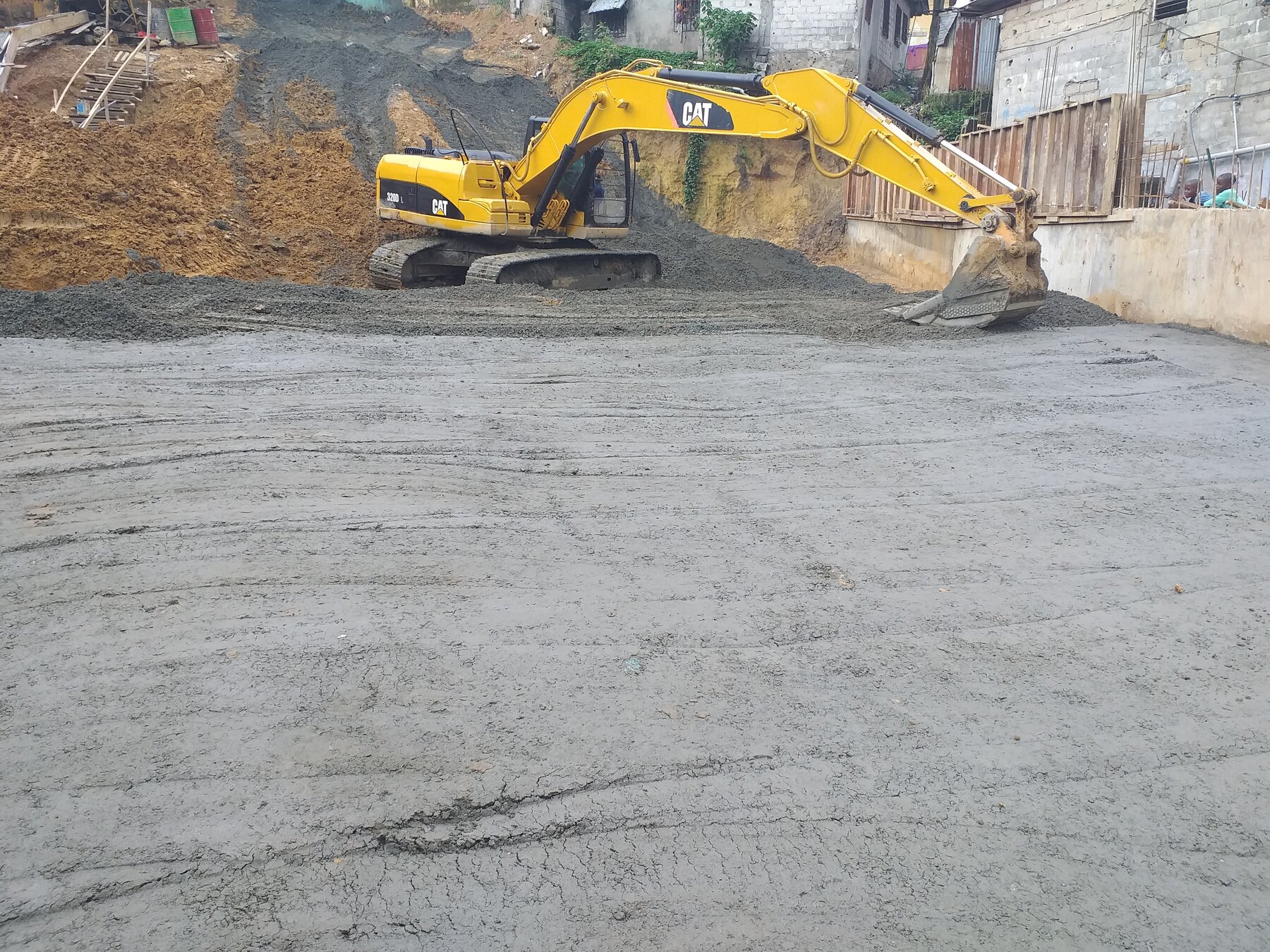 Réglage de la plateforme — chantier de l’immeuble R+5 à Akébé