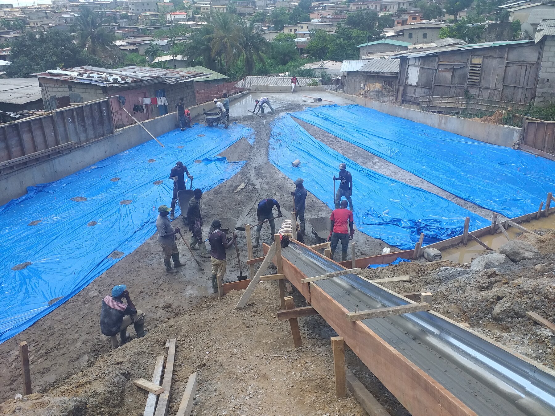 Préparation de l’assise du radier — chantier de l’immeuble R+5 à Akébé