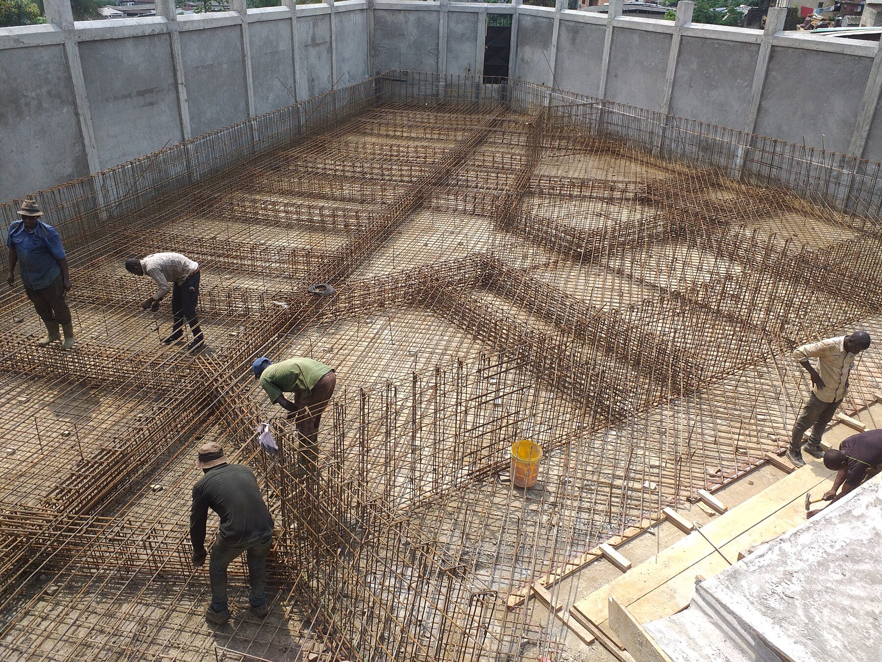 Ferraillage général du radier — chantier de l’immeuble R+5 à Akébé