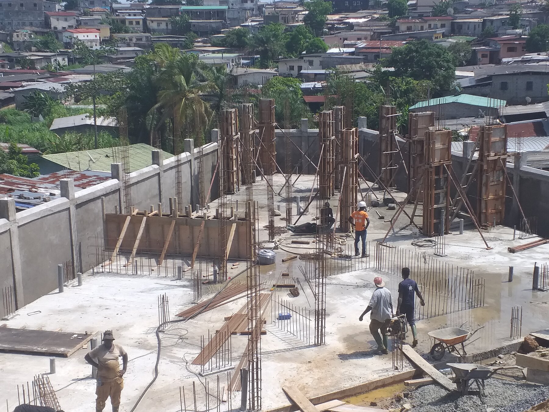Coffrage des poteaux du niveau bas — chantier de l’immeuble R+5 à Akébé