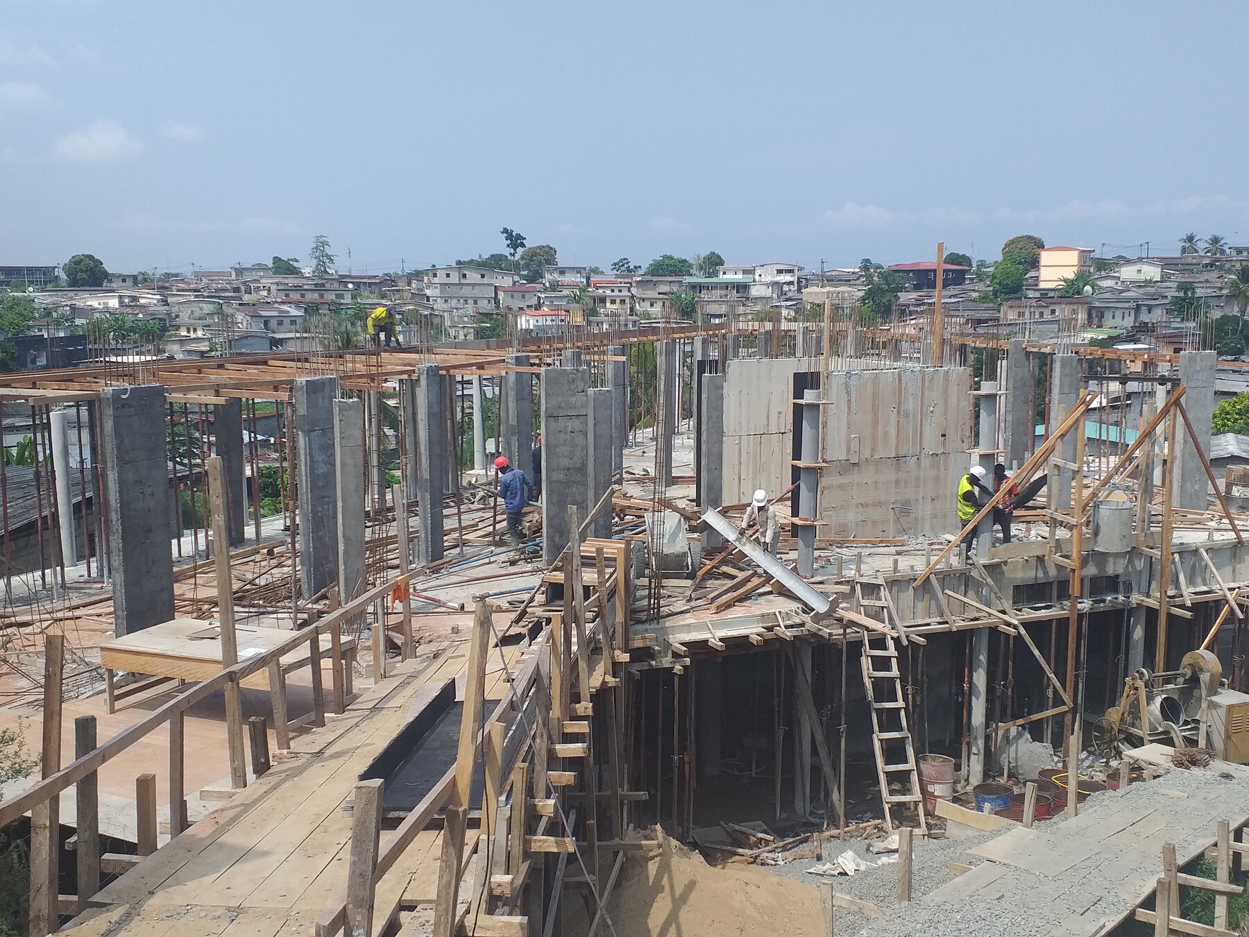 Élévation de la structure au RDC — chantier de l’immeuble R+5 à Akébé